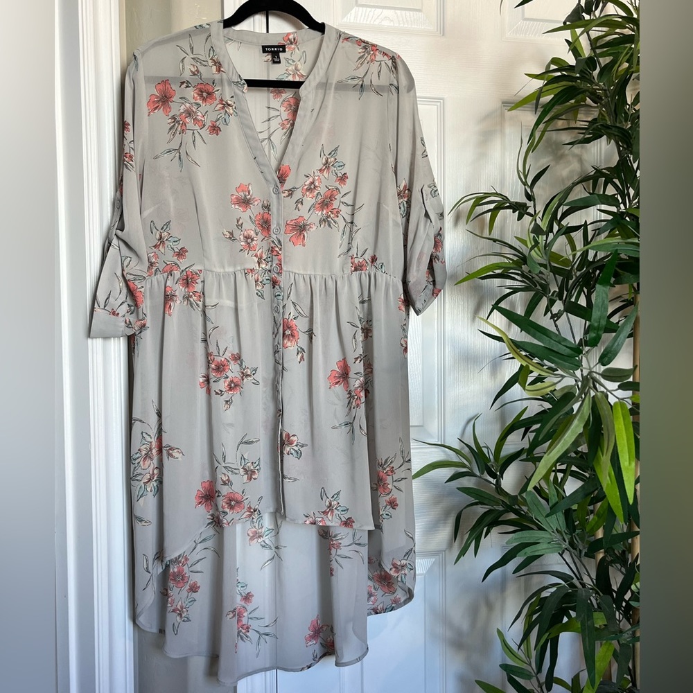 Torrid Like new Beautiful button-up tunic blouse in floral print